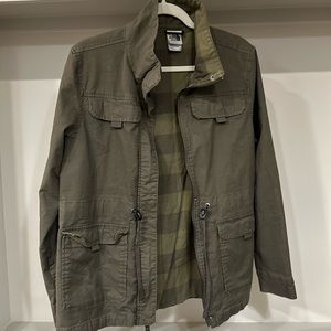 North Face utility jacket. Zipper and button closure. Size large.